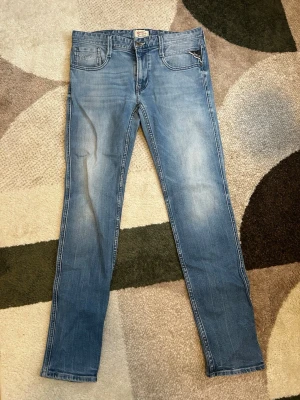 Replay jeans ljusblå  - Ljusblå jeans från Replay med klassisk femficksmodell och raka ben. Jeansen har snygga slitningar och kontrastsömmar. Perfekta för en avslappnad och trendig look. Pris kan diskuteras 