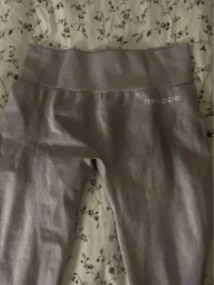 Relode Gymtights utan scrunch  - Märke: Relode  Färg: lila  Storlek: S  Fina, används inte! 💜