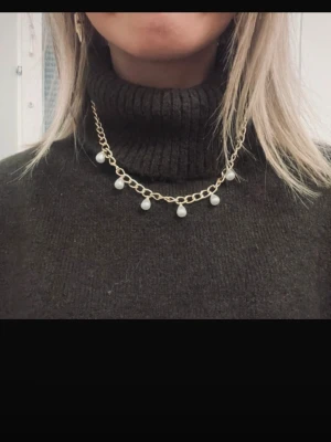 Halsband med pärlor  - Halsband med droppformade pärlor. Justerbart och rostfritt 🩷🥰