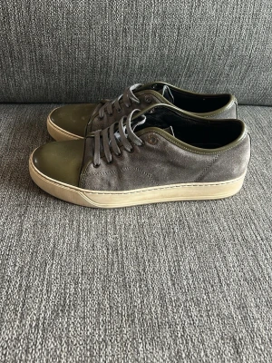 Lanvin skor - Hej och välkommen till liljestrands nu säljer vi ett par lanvins dem är i uk 6 vilket motsvarar ungefär 40 men sitter större passar runt 41 inga större defekter endast lite på hälen som syns i bild 5 kom med frågor osv mvh L