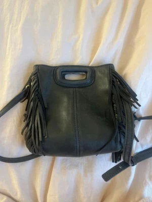 Maje väska - Super snygg maje väska som inye kommer till användning längre! Lite sliten, se de sista 3 bilderna, men inget som märks av. Pris kan diskuteras💓