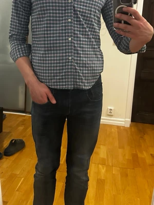 Blårutig skjorta med knappar - Grön skjorta med röda och blå ränder samt vita rutor från Ralph Lauren, storlek 14–16 år. Materialet består av 54% polyester och 46% nylon. Skjortan är i mycket bra skick och passformen visas på bilderna – personen på bilden är cirka 183 cm. Nypris ligger på 1000 kr, men säljs nu för 349 kr. Mycket fina färger, unik design och perfekt för exempelvis julafton.  Kolla gärna in profilen också, där finns flera märkeskläder och skor – du hittar säkert något mer som passar 😉💯 Hör av dig om du undrar n