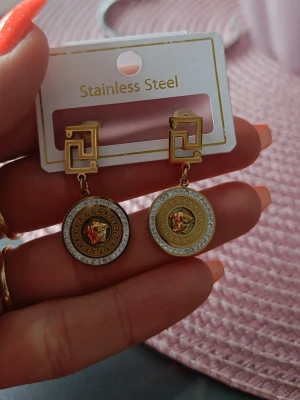 Örhängen  - Riktigt snygga örhängen i stål. Färgen ändras inte. Nickelfritt. Oanvända