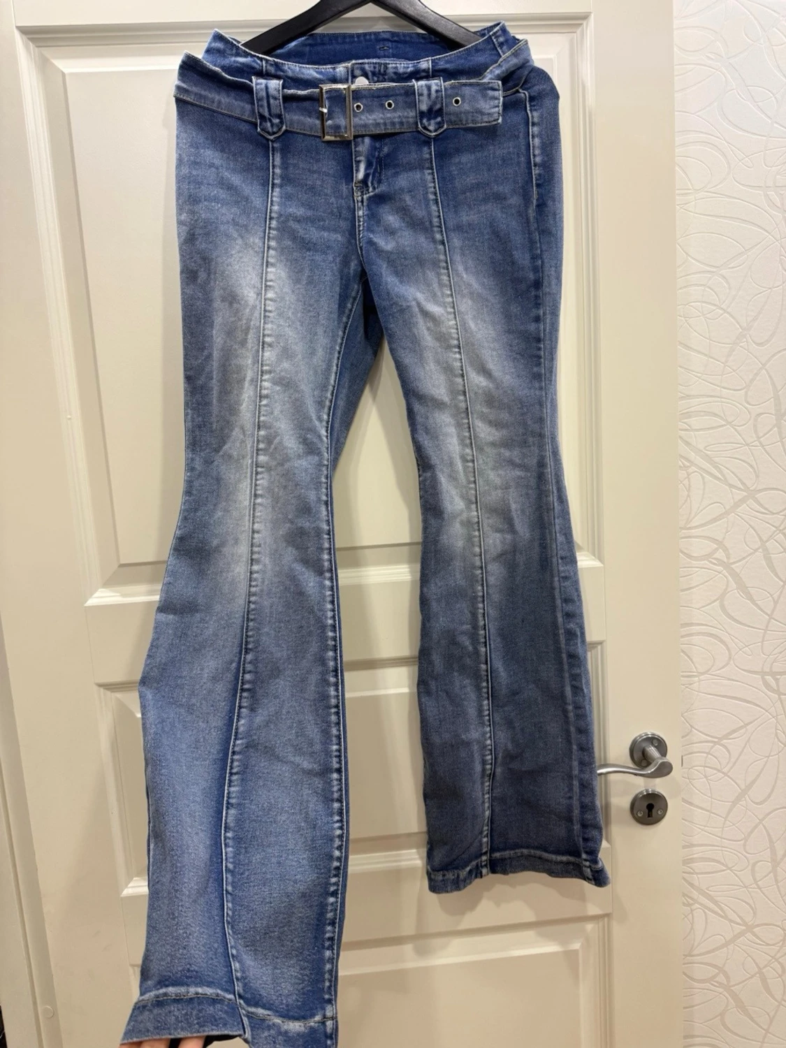 Blå bootcut jeans med bälte - 2