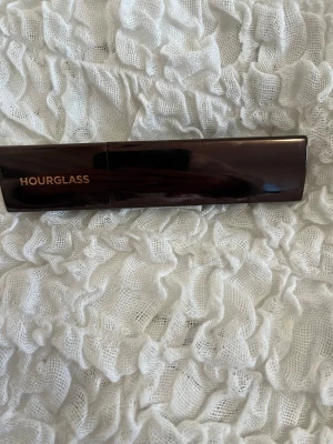 Hourglass Vanish Seamless Foundation - Hourglass Vanish Seamless Foundation Stick i färgen Amber. Kommer i en elegant, mörkbrun trekantig hylsa med guldtext. Endast använd ett fåtal gånger som bronzer (se bild 3 för hur mycket som är kvar) 