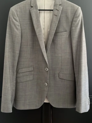 Tiger of Sweden kavaj - Säljer nu denna fina kavaj från tiger of Sweden. Inga defekter alls och sparsamt använd. Storlek 48/M. Skriv vid fler funderingar👍