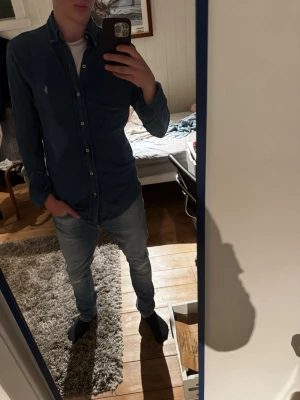 Ralph Lauren Skjorta - Snygg mörkblå Ralph Lauren skjorta | Kanon skick | Modellen på bilden är 182 och väger 70 kg | P077