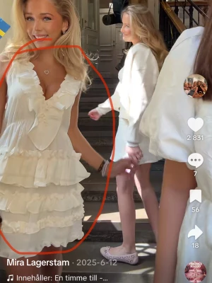 Volangklänning - Säljer min supersnygga Volangklänning som passar perfekt till skolavslutning/konfimartion 💗 Jag har använt den 2 gånger så den är i ny skick!!Storlek Xs!💗 skriv vid frågor💗 