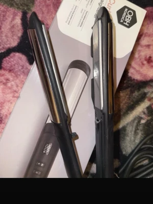 OBH Nordica svart locktång - Säljer en svart och silver locktång från OBH Nordica. Tången har digital display och sladd, samt metallplattor för styling. Perfekt för att fixa lockar eller vågor i håret. Modern design med smidigt handtag och värmetåligt material. Köpt från Åhléns från 1029kr. Max 220 grader 