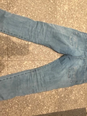 Replay hyperflex, Dondups, Replay jeans - Säljer ett par Replay Hyperflex i storlek 32/34. Dem är i nyskick och svinbekväma. Hyperflex betyder att dem är strechiga och passar till alla outfits. Bara att höra av sig vid minsta lilla fråga