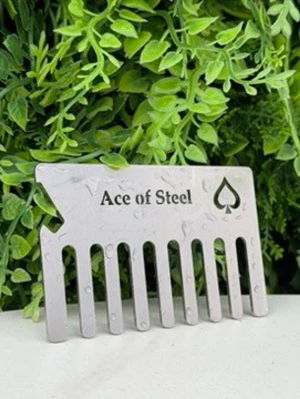 Ace of Steel kam  - En kam som är enkel att ha med överallt och som faktiskt gör mer än man först tror. Den är något bredare än en vanlig kam, vilket gör att den fungerar bra i de flesta hårtyper, oavsett om håret är tjockt, tunt, rakt eller lockigt. På ena kanten finns dessutom en inbyggd kapsylöppnare. En liten detalj som man inte tänker på i förväg, men som ofta kommer till användning. Storleken motsvarar ungefär ett kort, så den får plats i plånboken, fickan eller väskan utan problem. 