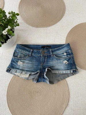 Tally weijl lågmidjade jeansshorts  - Storlek 36 (S). Rakt över midjemått: 37cm. Sista bilden är endast för att visa förväntad passform!  Skickas inom 24h. Se liknande plagg i min profil! A2