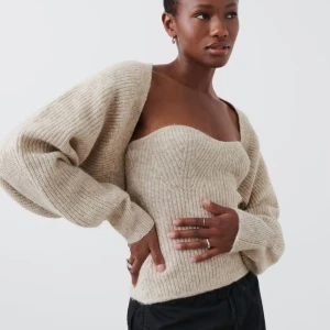Beige stickad tubtopp  - Stickad tubtopp från Gina Tricot strl S, toppen är knappt använd och är i ett fint skick (bolero ingår inte) slutsåld online och i butik