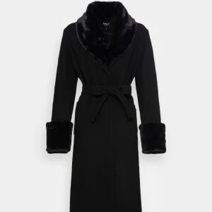 Lång kappa - En jättesnygg lång kappa från only med fluffig pälskrage och manchetter i päls. Använd vid 2 korta tillfällen så den är i nyskick🩷 