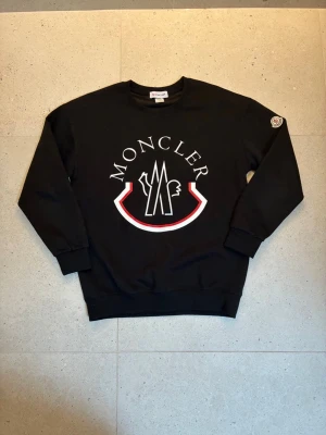 Svart sweatshirt från Moncler - Tjenare, säljer en semester från moncler, den är använt ett fått antal gånger och passar S/XS, vid frågor eller funderingar är det bara att höra av sig!!😁