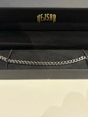 Kejsar cuban armband 6mm - Säljer detta helt nya armband äkta 925 silver, det är helt nytt och inte använt. Ny pris 999kr, pris kan diskuteras vid snabb affär.