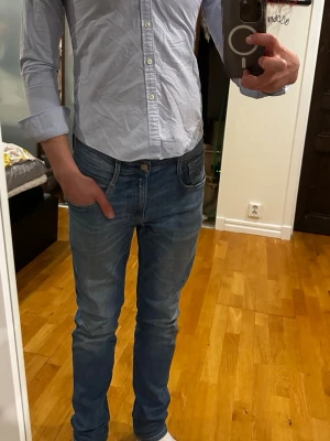 Ljus blå Ralph lauren skjorta - Ljusblå tröja från Ralph Lauren i 100% bomull. Storleken är inte angiven, men se måtten nedan för passform – personen på bilden är cirka 180 cm som referens. Tröjan är i mycket bra skick. Nypris ligger på 1100 kr. Måtten är: längd 65 cm, bröstvidd 42 cm och ärmlängd 60 cm.  Kolla gärna in profilen också, där finns flera märkeskläder och skor – du hittar säkert något mer som passar 😉💯 Hör av dig om du undrar något!