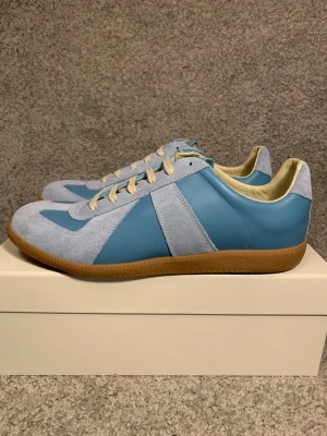 Maison Margiela Gats Ljusblå - Säljer dessa maison i 43, skickar samma dag. Hör av dig vid frågor?🙌🏼