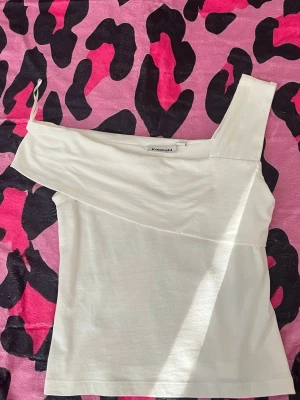 One shoulder topp från Kappahl - Säljer denna fina one shoulder top i xs från Kappahl🫶🏼 Endast använd ett fåtal gånger💕💕