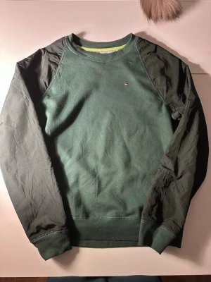 Grön Tommy Hilfiger sweater - Tja den är i mycket bra skick i storlek m från Tommy Hilfiger 