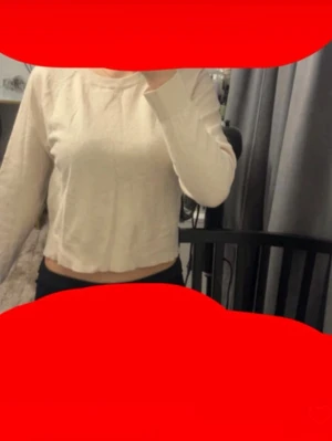 Beige croppad långärmad topp MNG - Säljer en beige croppad långärmad topp från MNG. Toppen har en enkel och clean design med rund halsringning och mjukt material som känns skönt mot huden. Perfekt att styla med höga jeans eller kjol.