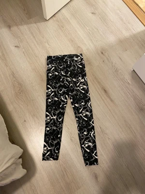 Tränings tajts - Tränings byxor med knytning på insidan i midjan