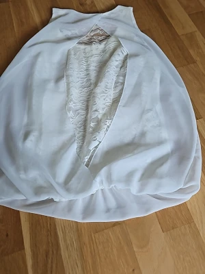 Fin linne/top - Fint skick. Spets ryggen/genomskinligt. 