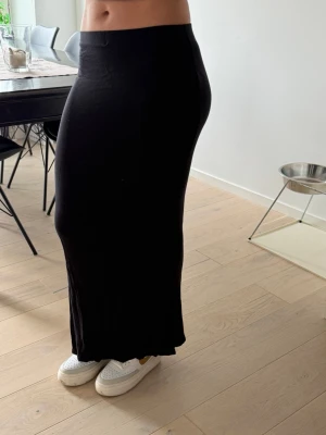 Svart långkjol från BikBok - Säljer en svart långkjol från BikBok i storlek XS. Kjolen har en enkel och stilren design med rak passform och är gjord i mjukt bomullsmaterial✨🥰