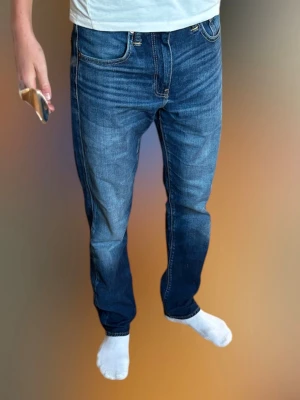 Levi's 502 mörkblå jeans - Säljer ett par Levi's 502 jeans i mörkblå tvätt med mycket fina slitningar och detaljer. Skicket är mycket bra och svarar gärna på era frågor😀