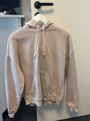 Beige hoodie med ficka och huva - Vanlig beige hoodie, använd några gånger ifrån bikbok