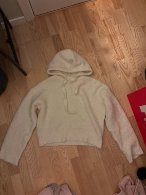 Stickad/fluffig vit hoodie - Supermjuk, vit, ”stickad” hoodie med luva o snören. Lång ärm och tillverkad i ett gosigt material. Från h&m 💕st. S☺️