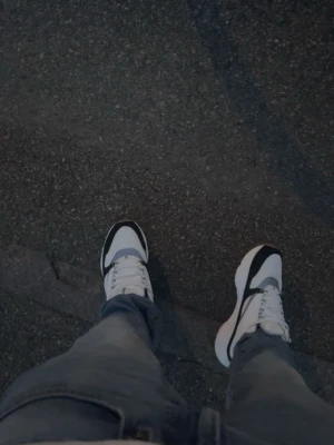 B22 - Riktigt snygga Vita b22s med svarta detaljer passar 42-43