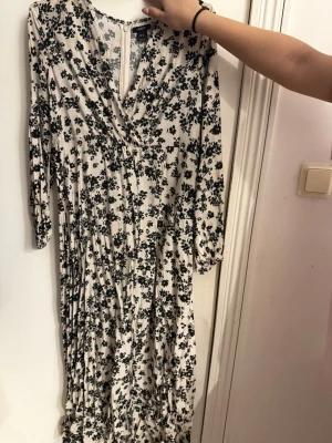 Blommig långklänning från Lindex  - Långklänning från Lindex. Aldrig använd! 