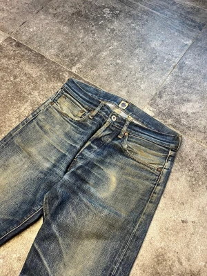 Vintage 18oz Indigofera Selvedge Jeans - Tja! Nu säljer jag dessa riktigt feta indigoferas med en sjukt fet mudwash👏 De är 18oz selvedge och i strlk 31/32😉 De är i bra skick bortsett från det lilla hålet i skrevet som inte syns under användning🫡 tveka inte på att skriva ifall du har frågor🥹