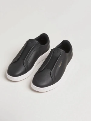 Svarta sneakers från Axel Arigato - Ett par svarta arigatos i skinn, ganska använda men har ej tvättat dom än så antar att mycket av smutsen kommer att gå bort. Inga hål eller synliga slitage.