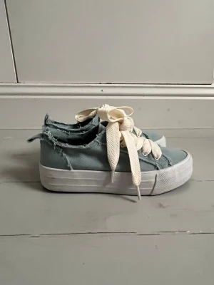 Coola sneakers  - Coola blå vårskor med snygga vita breda skosnören. Jättebra skick, aldrig använda och väldigt sköna. Säljer då dem va för stora för mig. 
