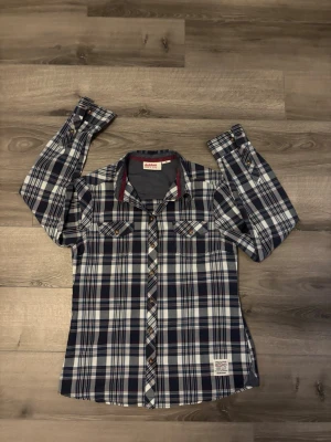 Dobber rutig skjorta  - Skick: 8/10 | Storlek: 38 vilket motsvarar XS | Pris: 299 | Inga defekter | Sitter perfekt för dig som är mellan 165-170 cm lång! | Postar samma dag 🚚📦| Hör av er vid frågor 🙌