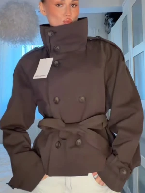 Brun trenchcoat från Bershka - Populär och slutsåld brun trenchcoat från Bershka, aldrig använd och prislappen sitter kvar, budgivning sker privat i chatten🥰LEDANDE BUD:650