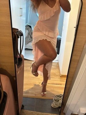 Rosa klänning - söt rosa volang klänning