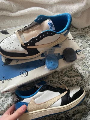 Nike x Travis Scott Air Jordan 1 Low - Det är använda 1 gång och man får med låda och snören. Snabbfrakt!!