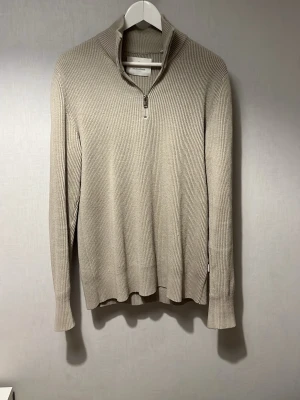 Halvzip från Jack & Jones - Mycket fint skick! Sitter perfekt på kroppen!