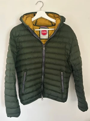 Colmar jacka  - Jacka från Colmar perfekt för våren allmänt bra skick lite mindre normalt slitage från användning hör av er vid minsta fråga 🤝