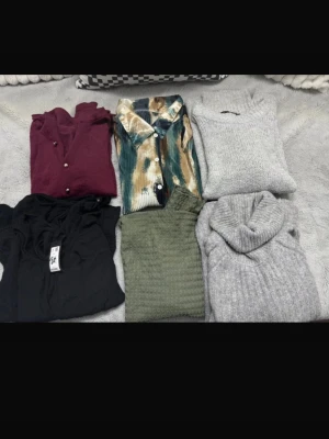 6 st tröjor  - 6 olika tröjor, alla i jätte fint / ny skick Alla är i storlek S förutom en stickad tröja som är i XS men sitter som en S - kan mötas upp i Stockholm 