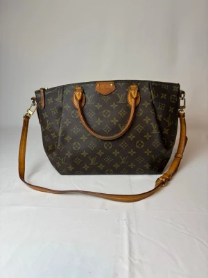 Louis Vuitton Turenne Mm väska  - Säljer denna jättefina väskan från Louis Vuitton! Väskan är i jättefint skick och av modellen Turenne MM vilket är en sjukt populär modell! Den kommer med axelrem!