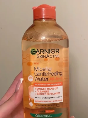 Garnier Micellar Gentle Peeling Water - Micellär toner från Garnier SkinActive Produkten är en mild peelingvatten som tar bort smink, rengör och exfolierar huden skonsamt. Passar alla hudtyper, även känslig hud. Innehåller PHA och glykolsyra.