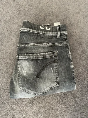 Grå slitna jeans med raka ben - Säljer ett par feta dondup jeans, helt nya aldrig använt dem. Nypris ligger runt 4000kr. Pris kan diskuteras