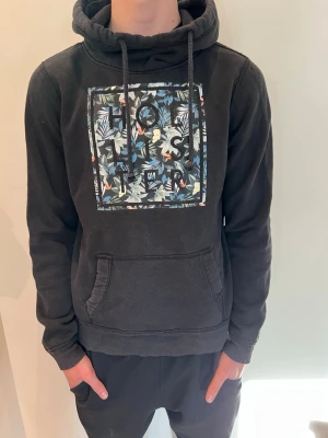Svart hoodie från hollister - Svart hoodie från hollister i storlek S Modellen är 181 och väger 65kg 