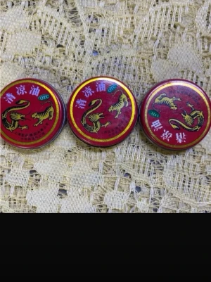 Tigerbalsam röd salva små burkar - Tre små runda burkar med klassisk tigerbalsam, röda metallock med guldfärgade tigrar och kinesisk text. Perfekt för dig som vill ha en starkt doftande salva för muskler och spända områden. Smidig att ta med i väskan.