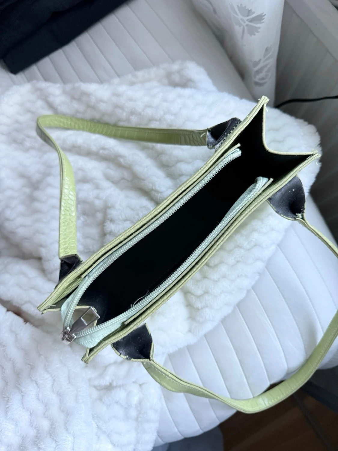 Ljusgrön axelväska i krokodil mönster  - 1