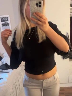 Svart croppad topp med vida ärmar - Säljer en svart croppad topp med vida ärmar! Tröjan är från lager 157